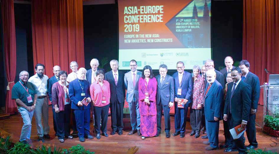 All the speakers and panellists to gether with Prof. Dr. Azirah Hashim (11th from the left) and YB Senator Liew Chin Tong