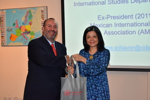 Prof. Dr. Jorge A. Schiavon received a token of appreciation from Prof. Dr. Azirah Hashim, Executive Director of AEI.