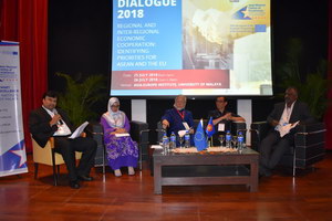 From left to right: Dr. Sameer Kumar, Dr. Nurliana Kamaruddin, Dr. Corrado G.M. Letta, Tan Sri Dzulkifli Abdul Razak & Assoc. Prof. Dr. Baharom Abdul Hamid